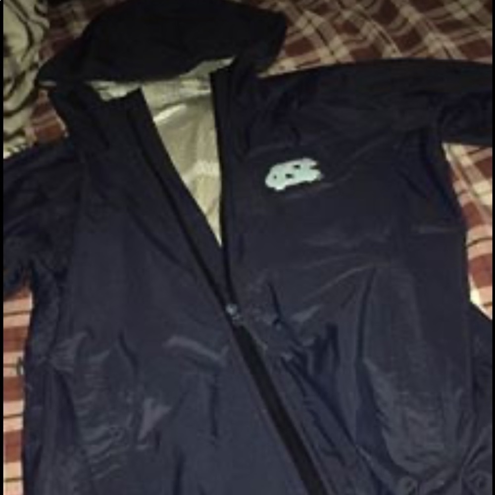 navy blue columbia tarheels windbreaker